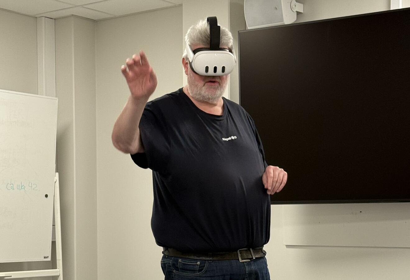 mann med VR- briller